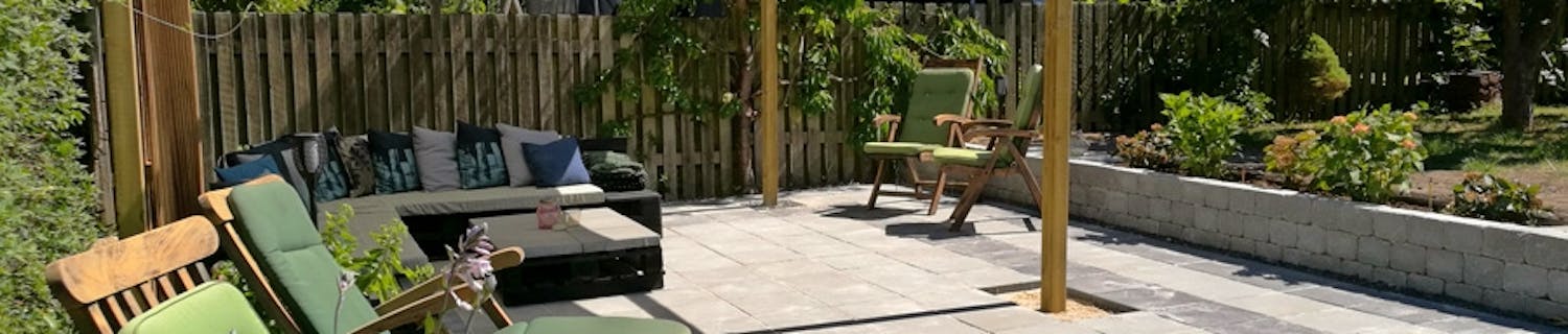 Myshörna med plattor: Snygg terrass med plattor, pergola och solsegel Myshörna med plattor: Snygg terrass med plattor, pergola och solsegel